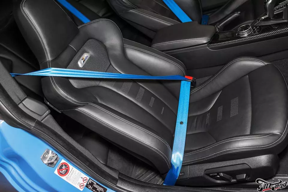 BMW M4. Ламинация зеркал натуральным карбоном и установка ремней безопасности в цвет кузова.